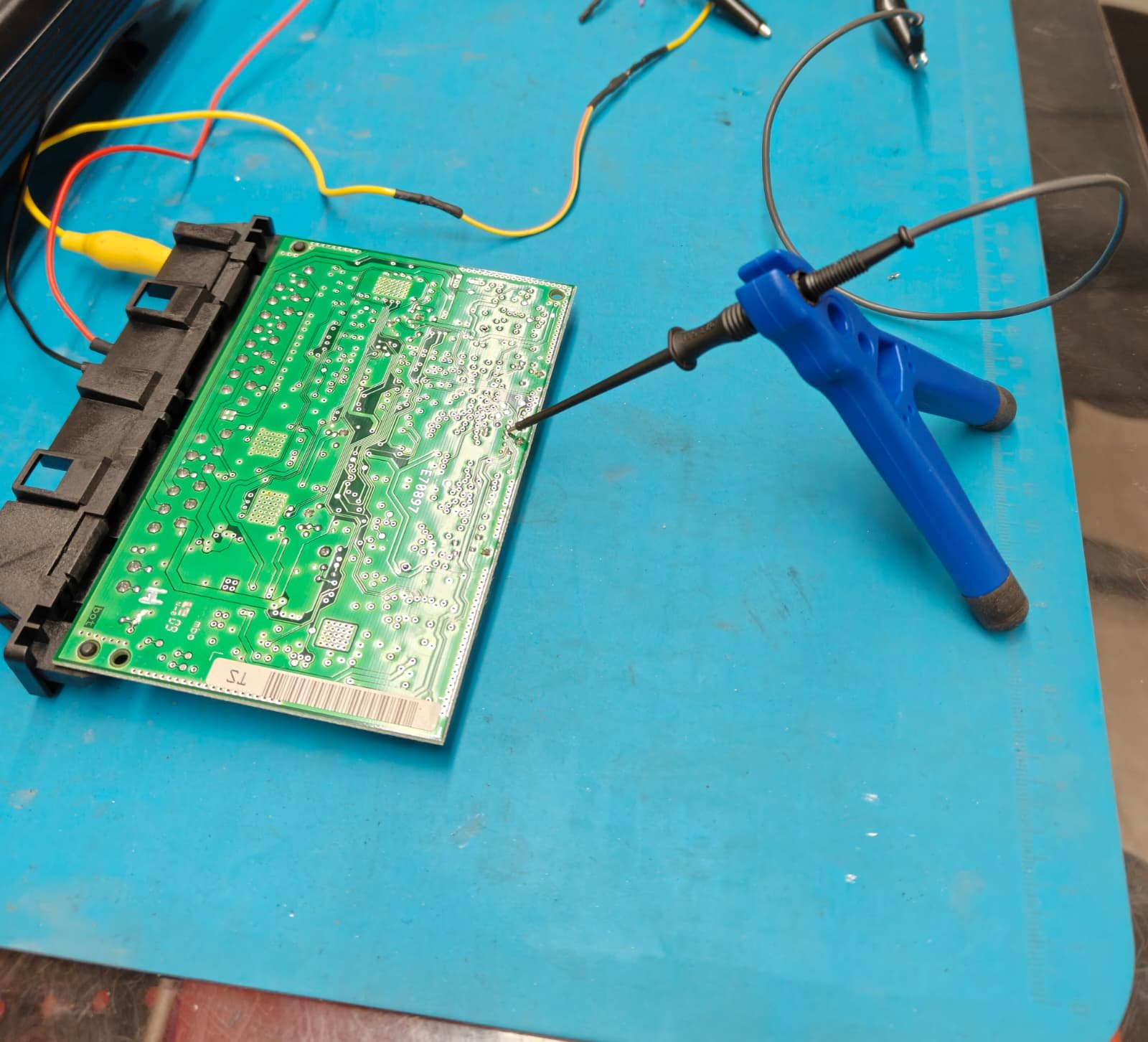 Mercedes-Benz vaihteiston EGS ohjainlaite mittauksessa