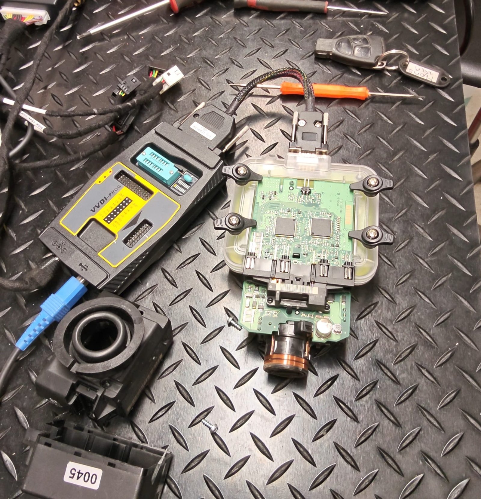 Mercedes-Benz virtalukko ja avaintyö työpöydällä